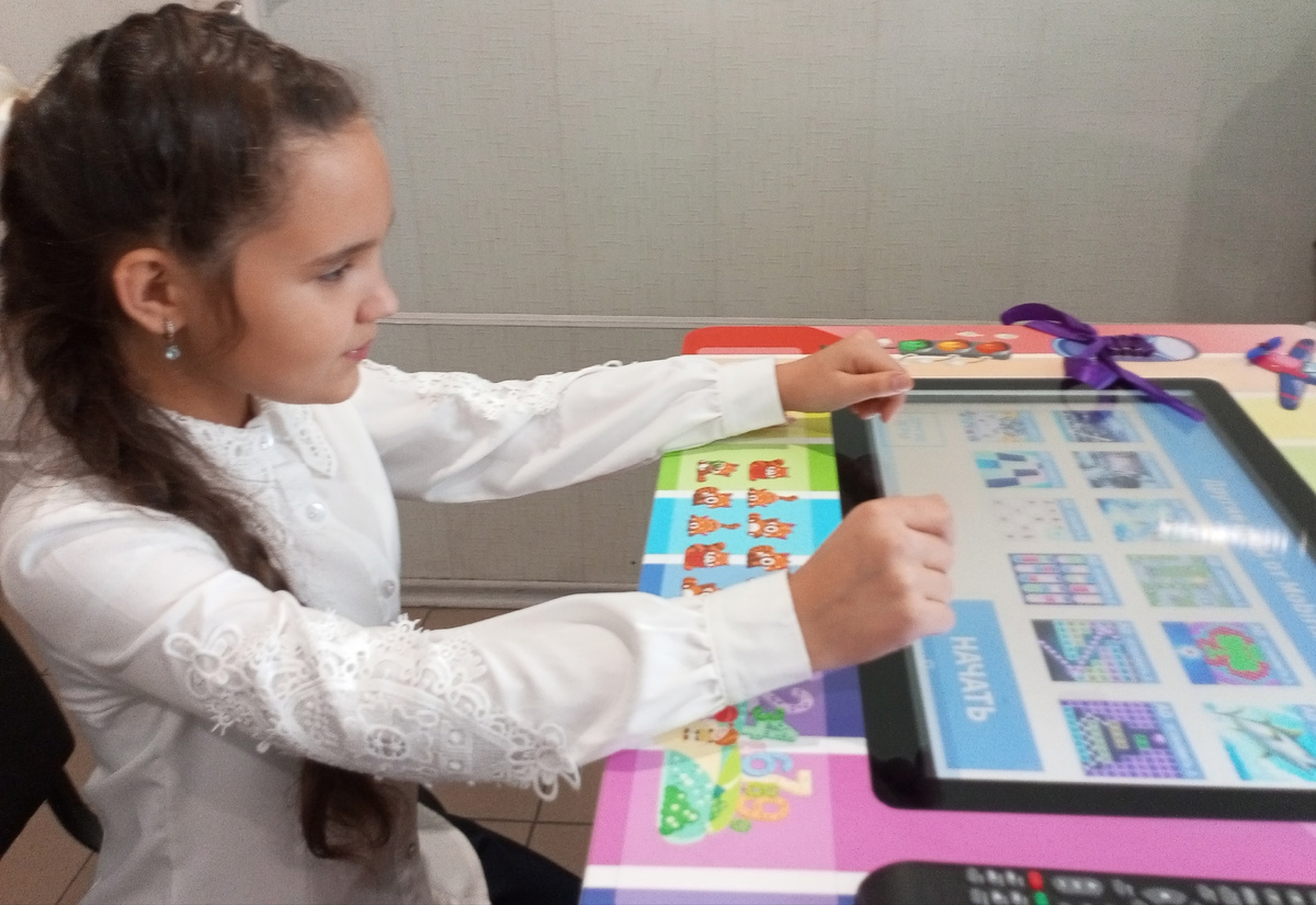 Интерактивный стол для детей - бизиборд