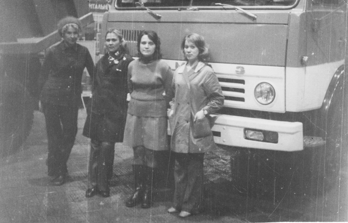 Слева направо: 1. Баукина Наталья …- контролер ОТК. 2. Скороход Евгения … - шлифовщица. 3. … 4. Ганиева Любовь Алексеевна - контролер ОТК.