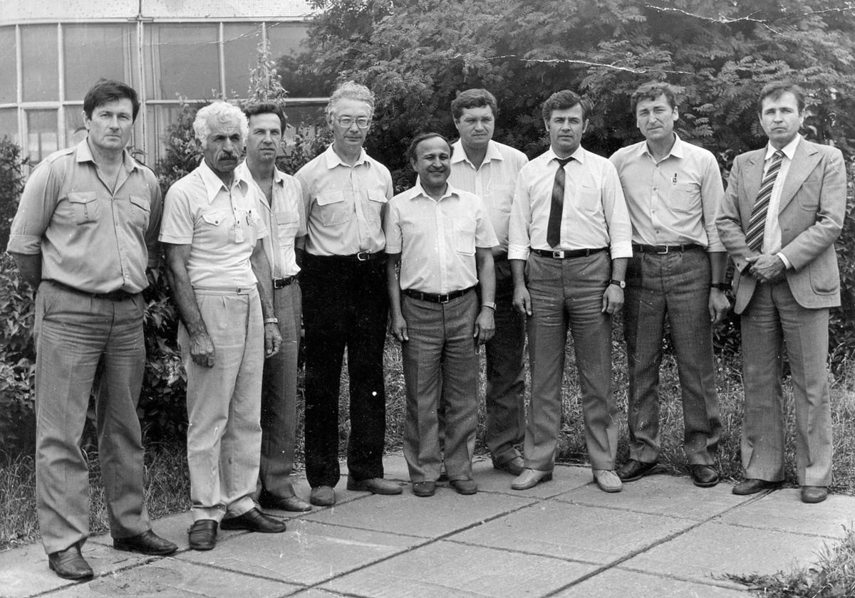 Слева направо: 1. Терехов Александр Сергеевич - начальник цеха испытаний перспективных двигателей НТЦ (1987-1990). 2. Гаджимахмудов Абакар Гараевич – руководитель государственной приёмки по заводу двигателей. 3. Дмитренко Владимир Васильевич - заместитель главного конструктора по испытаниям двигателя. 4. Макаревич Пётр Станиславович (1938-2007) – начальник отдела механизмов двигателя, выдающийся конструктор механизмов и систем двигателей, кандидат технических наук. 5. Ахтареев Рамиль Мухаметнурович - заместитель главного конструктора по двигателям. 6. Конопкин Виктор Владимирович – директор завода двигателей (1987- 1996)7. Якубов Семён Семёнович – директор НТЦ КАМАЗа (1987-1995). 8. Валеев Данис Хадиевич – главный конструктор по двигателям – начальник управления проектирования двигателей НТЦ КАМАЗа (1988-1995). 9. Азаматов Рамиль Абдреевич – главный конструктор КАМАЗа (1986-1995).