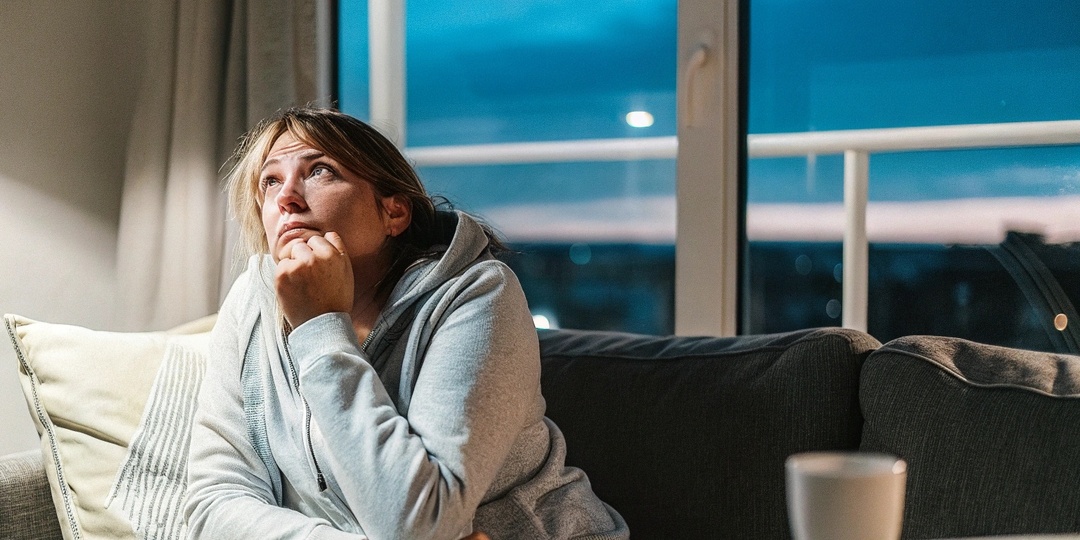 Почему тревожность усиливается вечером: темнота, тишина и мысли