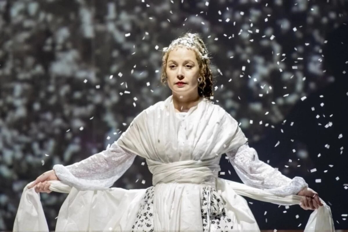    Поэтический спектакль "Метель" в жанре фантазий и снов предлагает зрителям задуматься о вопросах судьбы и долга