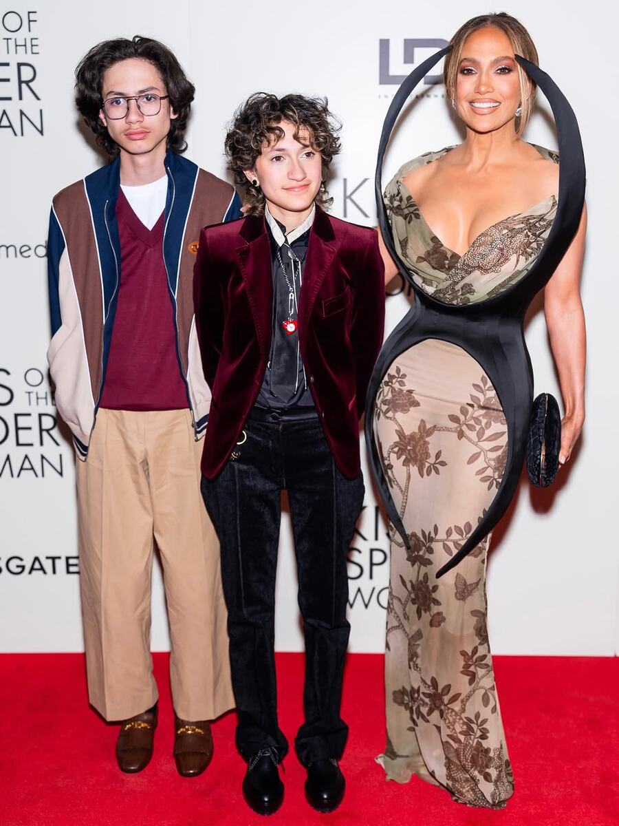 Дженнифер Лопес с детьми Максом и Эммой