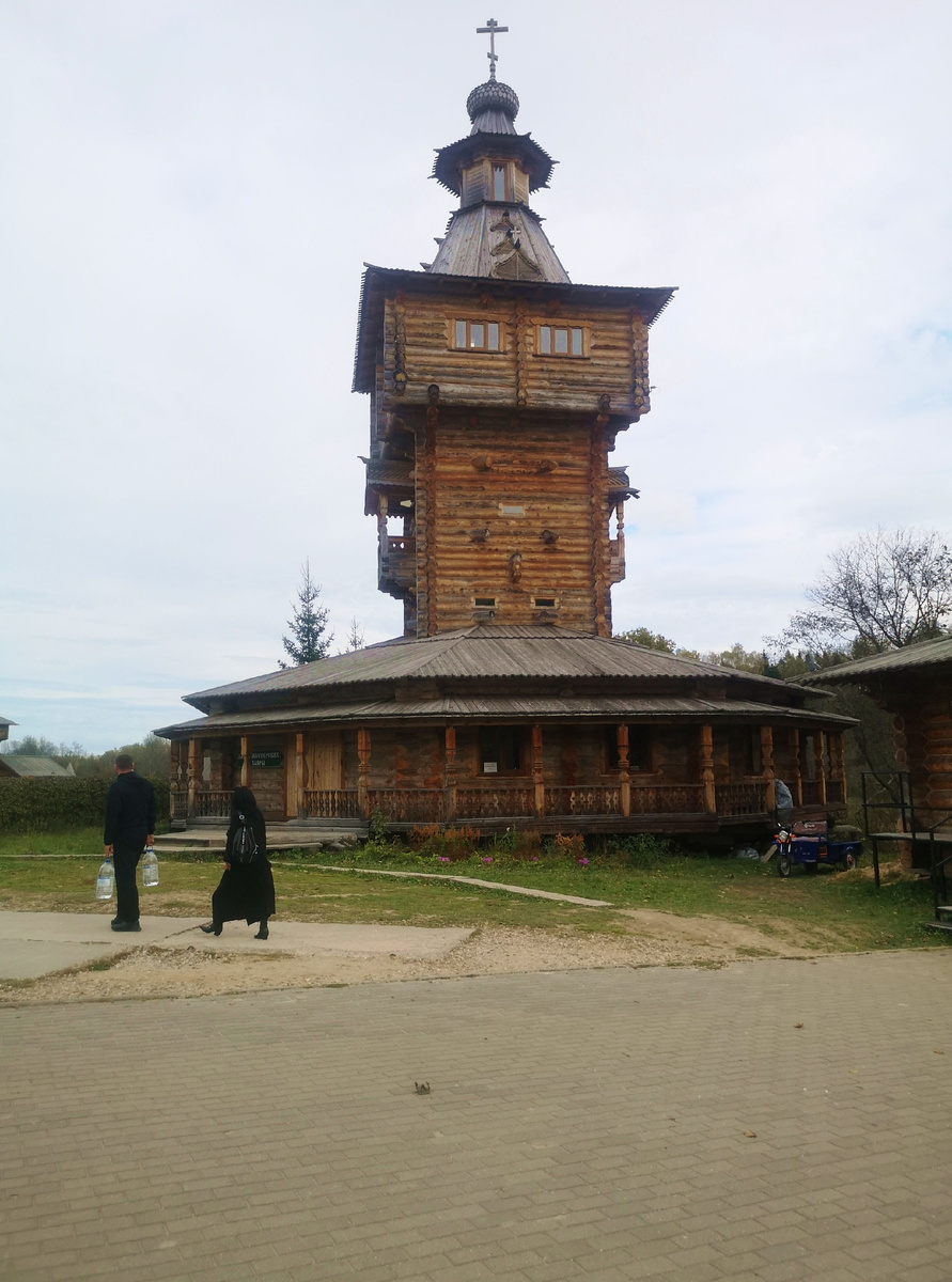 Лавка с изделиями местных мастеров