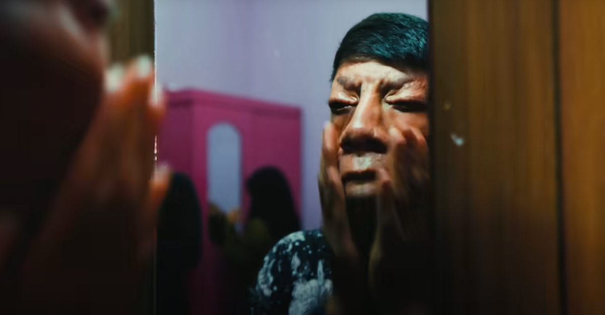 Он родился с лицом, которое пугало людей.
Но именно оно сделало его звездой TikTok.