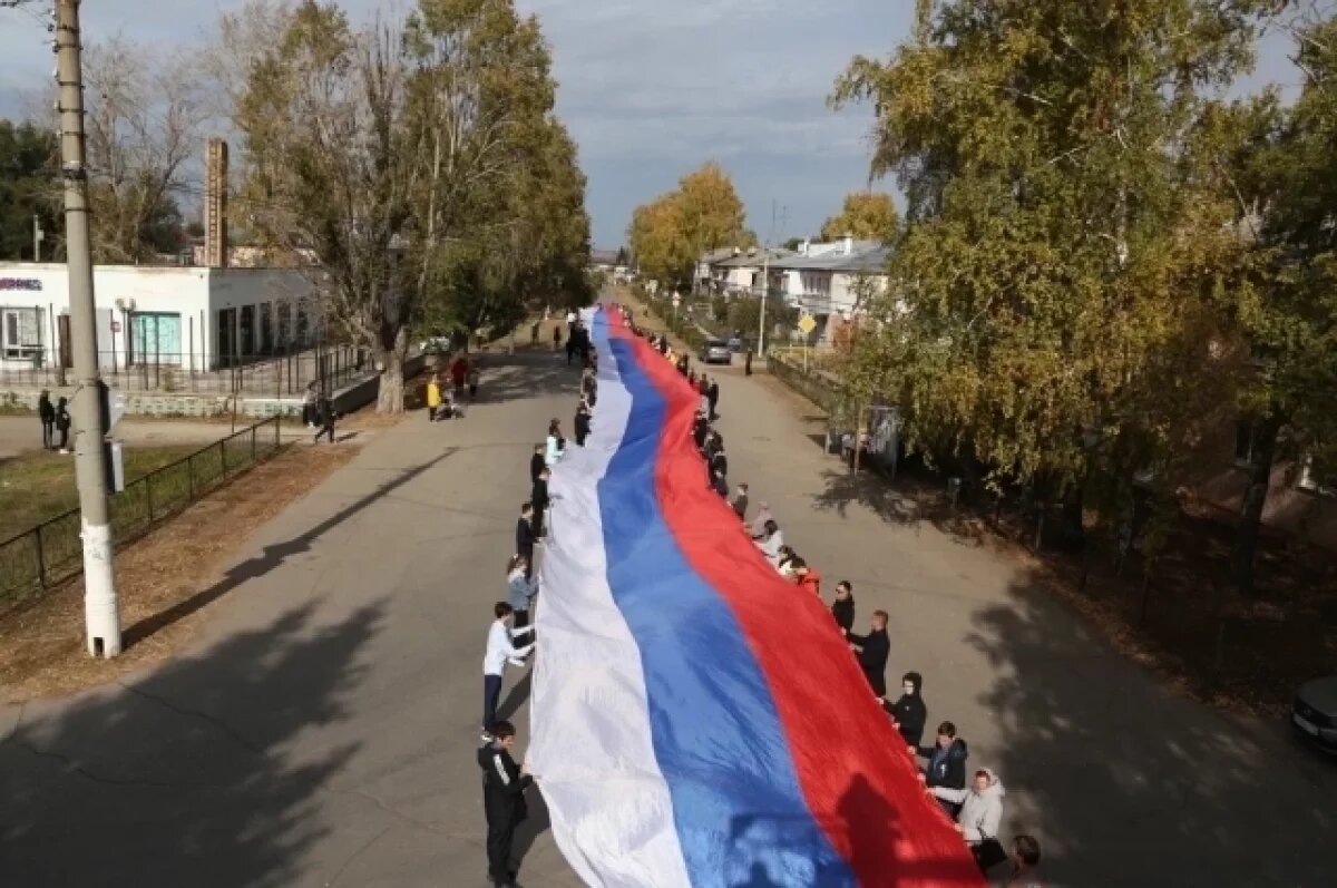    В Самарской области ко дню рождения Путина развернули 500-метровый триколор