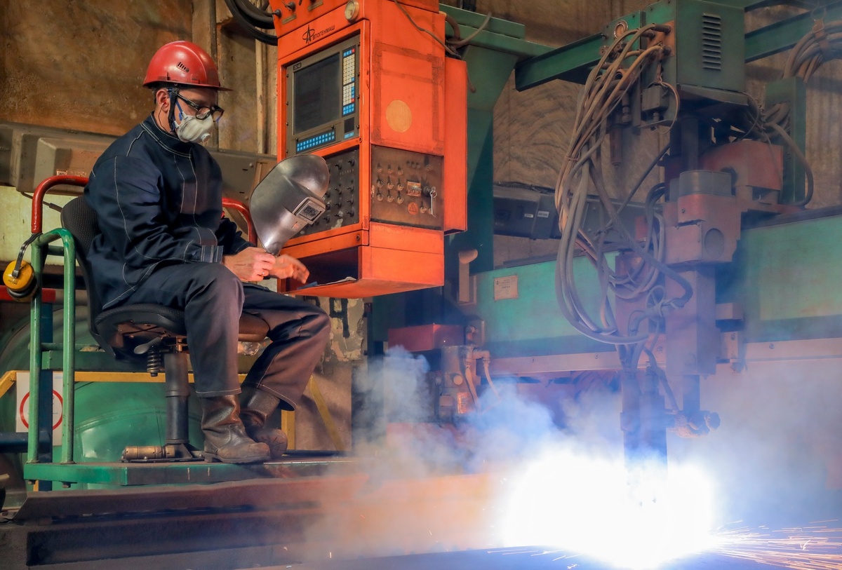 ри термической резке таких огромных металлических пластин используют газообразный кислород, поступающий из газификатора.