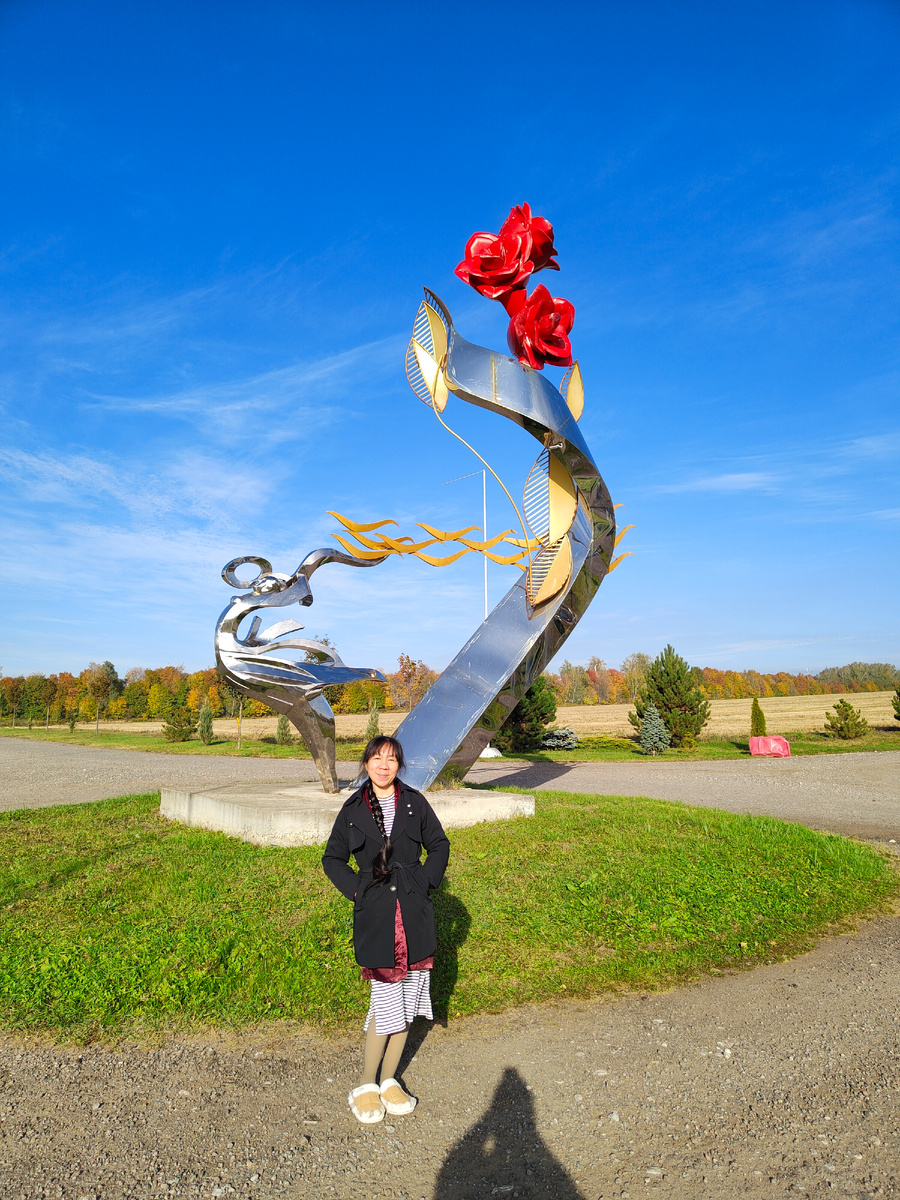 Прозвал эту композицию Парящей девушкой.