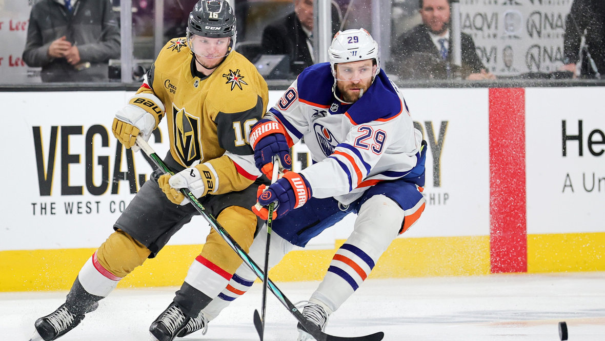    Нападающий «Вегаса» Павел Дорофеев против форварда «Эдмонтона» Леона Драйзайтля. Getty Images