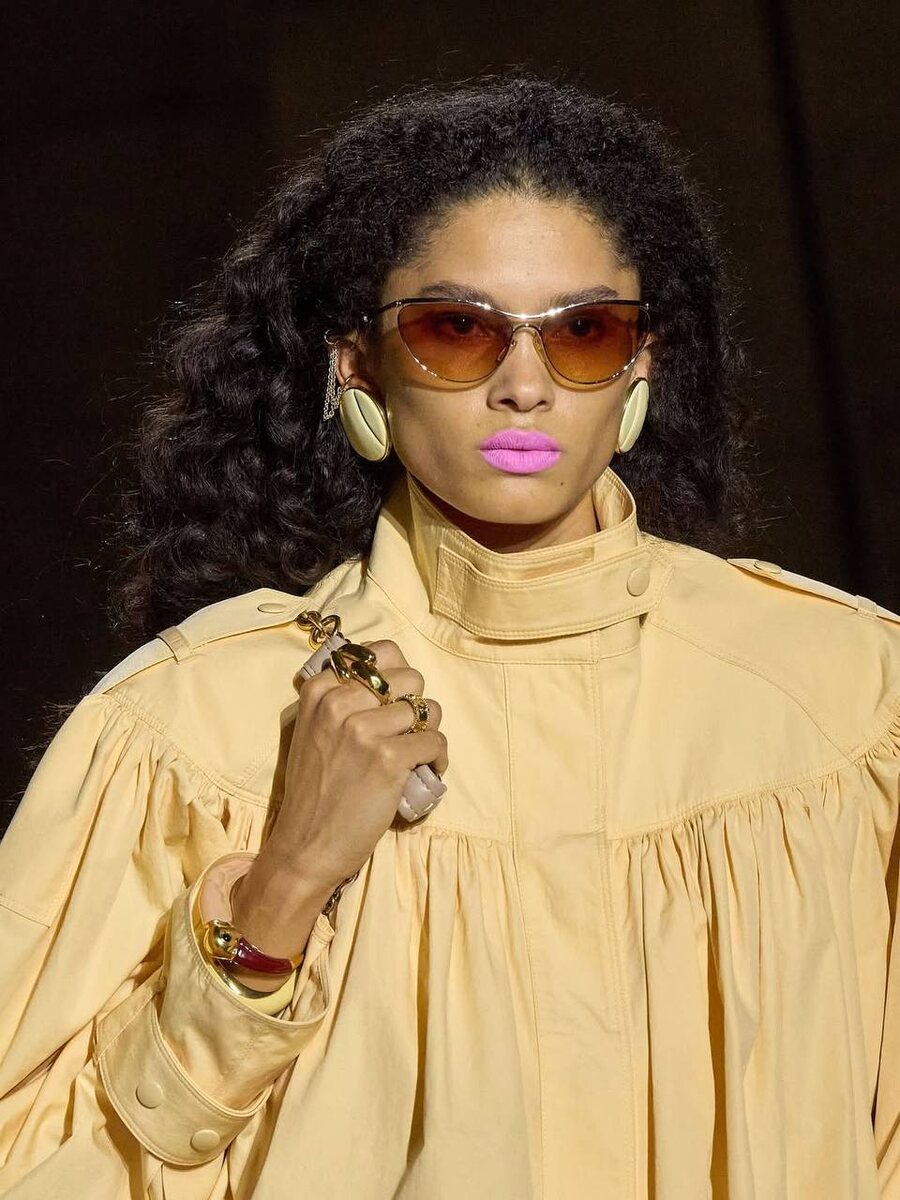 Насыщенная матовая помада розового оттенка