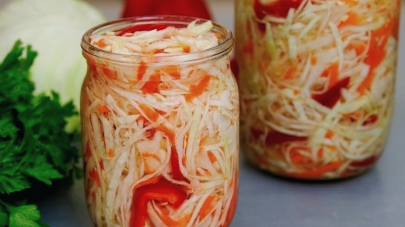 Капусту складываем в банки