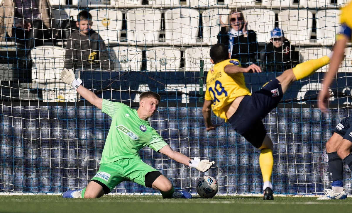 Нападающий «Ростова» Тимур Сулейманов (№ 99) забивает победный гол в ворота «Оренбурга». Фото из архива ФК «Оренбург»