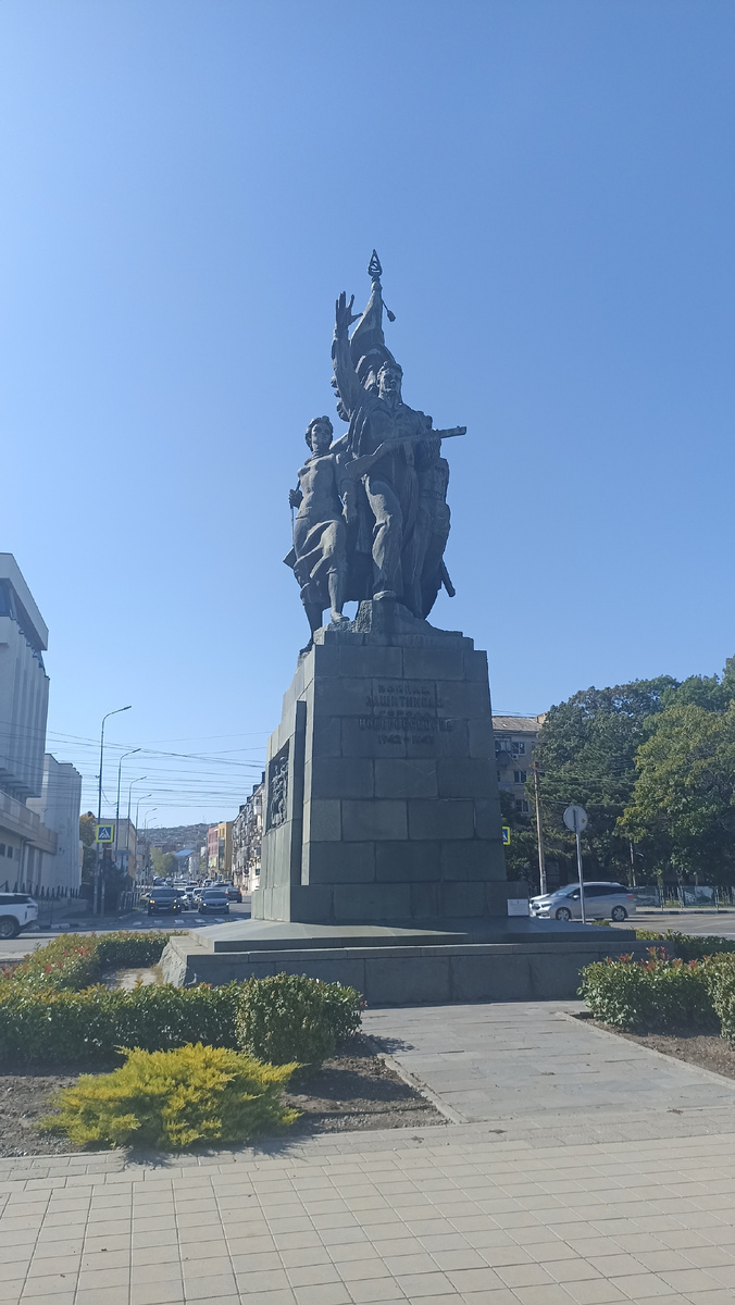 памятник защитникам Новороссийска в годы ВОВ на улице Советов