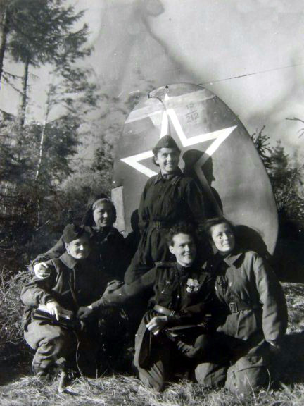 Галина Джунковская — крайняя слева. Фото: iremember.ru