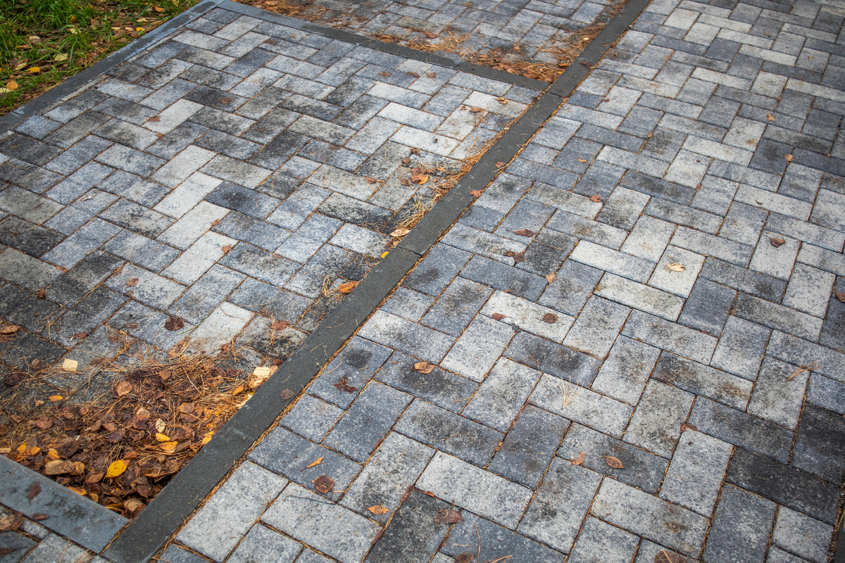 Чистим сад и дорожки перед холодами