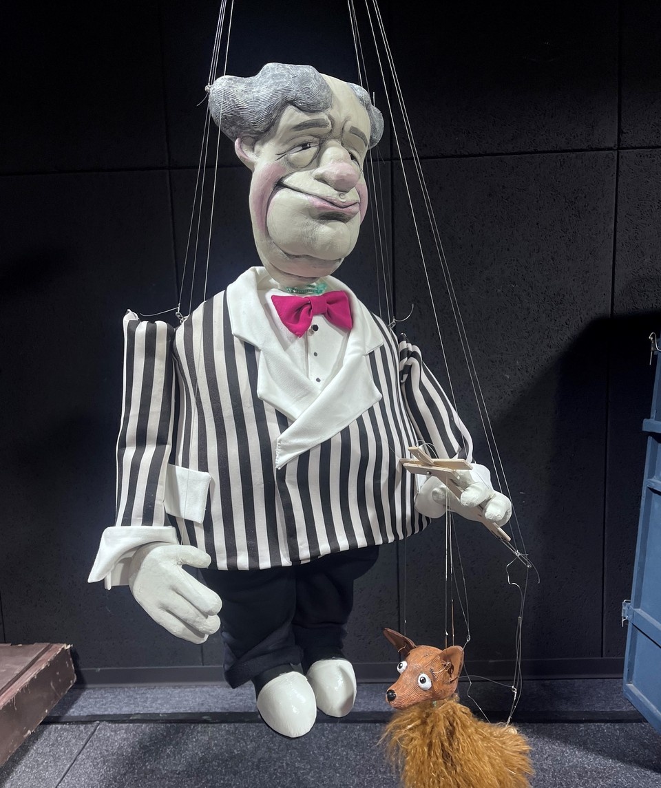    Один из персонажей спектакля - кукла с куклой: Гарянов с Каштанкой. Фото: Челябинский театр кукол.