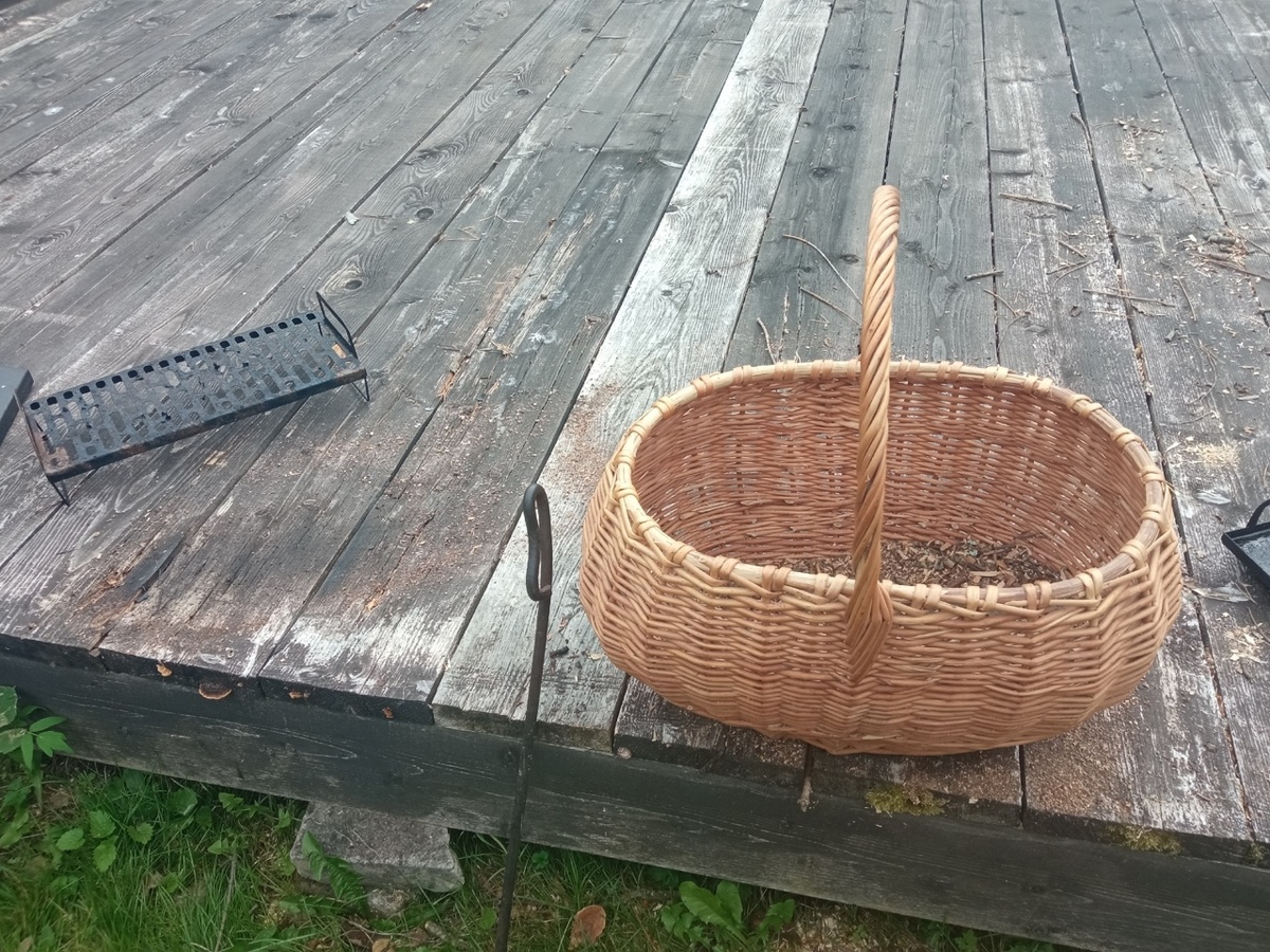 Корзина со щепой.