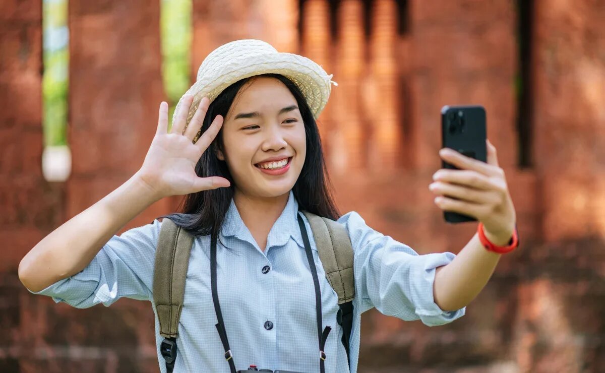    Интернета нет, а российскую SIM-карту практически нереально оформить