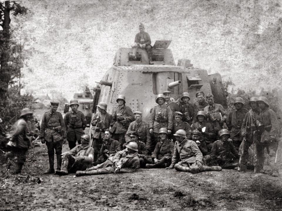 A7V, и его экипаж, типичный предствитель концепции "огневого ежа".