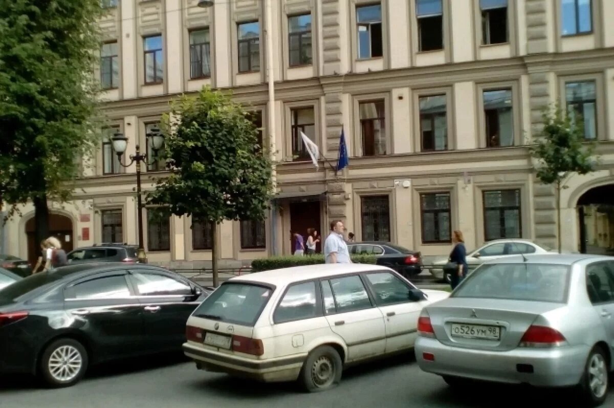    Возле консульства Кипра в Петербурге появились огромные очереди