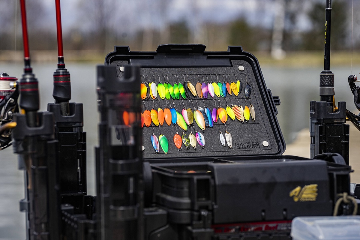 Ящик продвинутого форелятника, где блесна как медали)