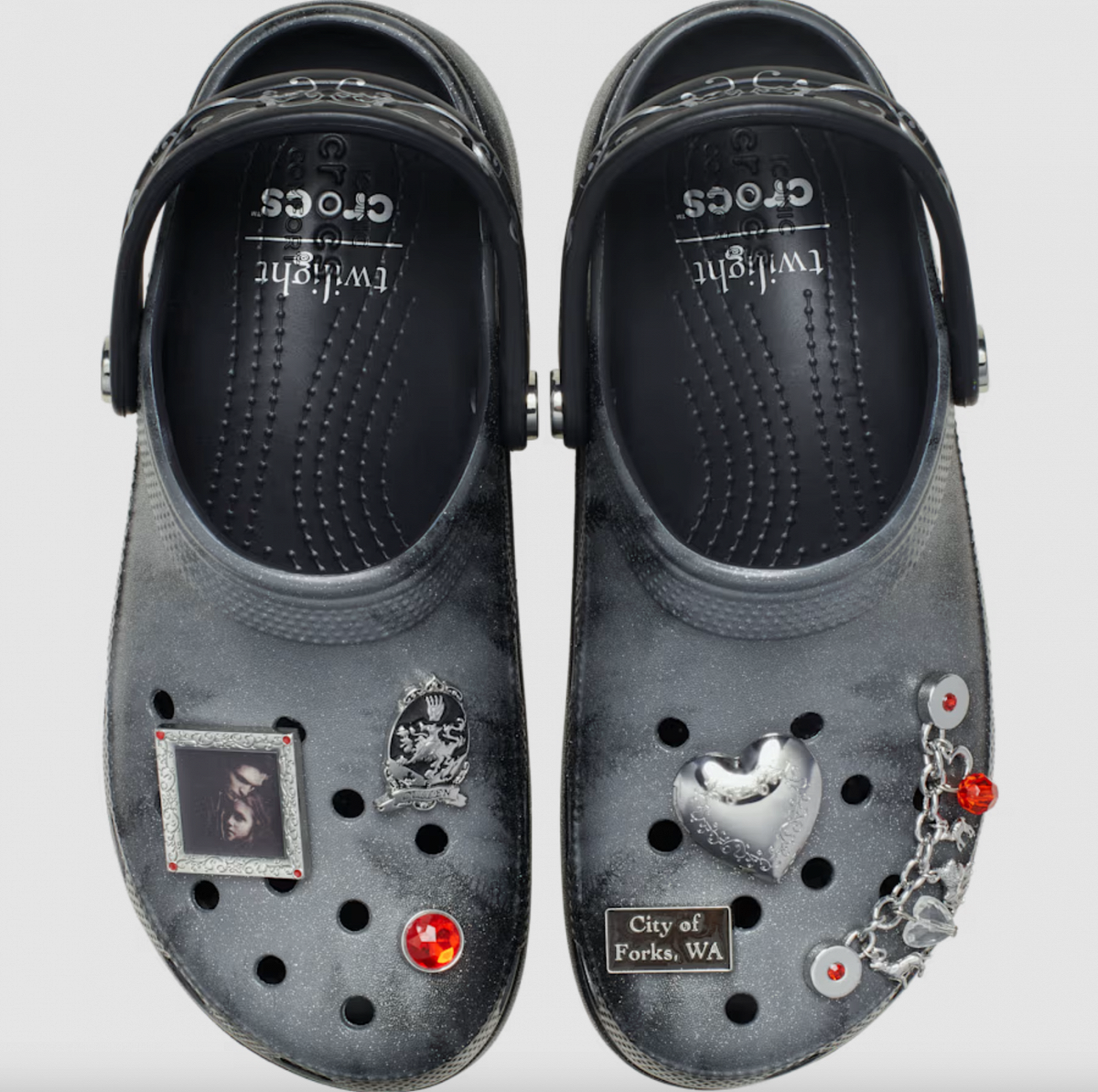 Фото: Crocs - https://www.crocs.com/p/the-twilight-saga-classic-clog/212238.html?cgid=twilight&cid=90Hrocs