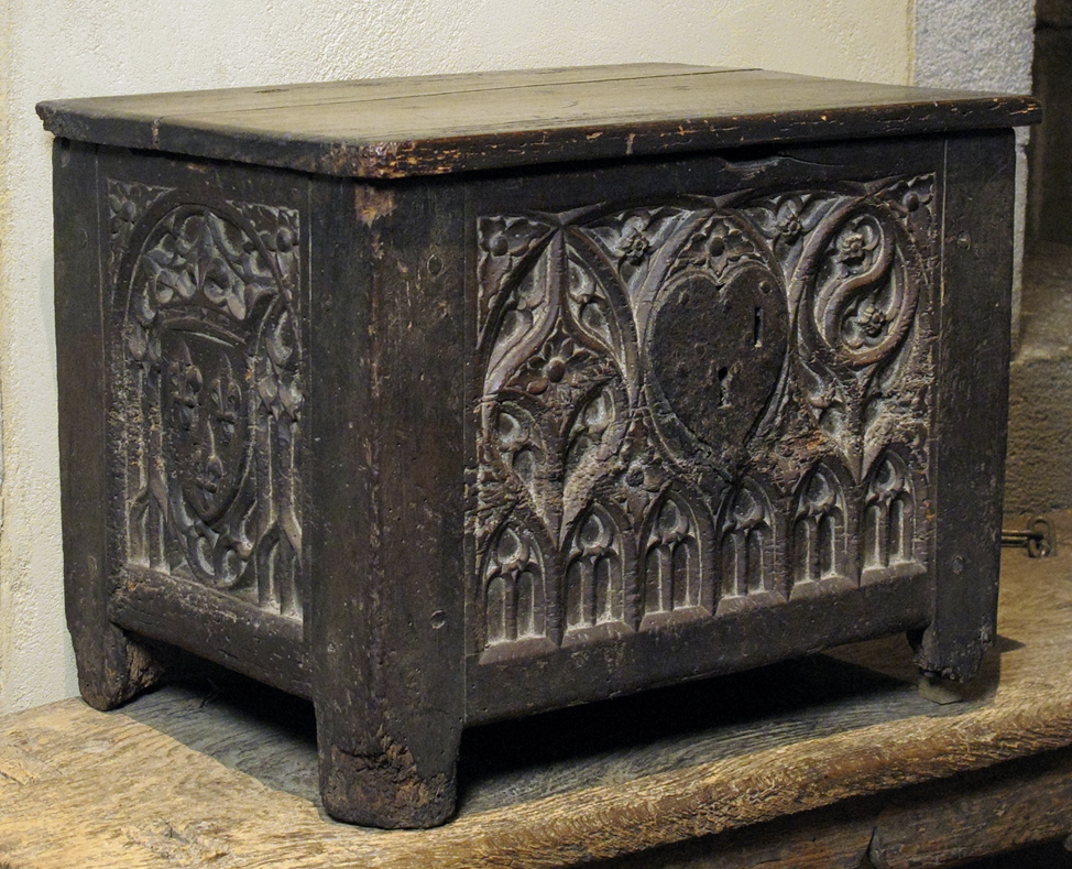 Сундук. Конец 15 века, Франция. Материал: дуб. Размеры: 30,2 x 29,2 x 39,4 см