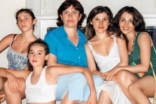 Сати с мамой и сестрами