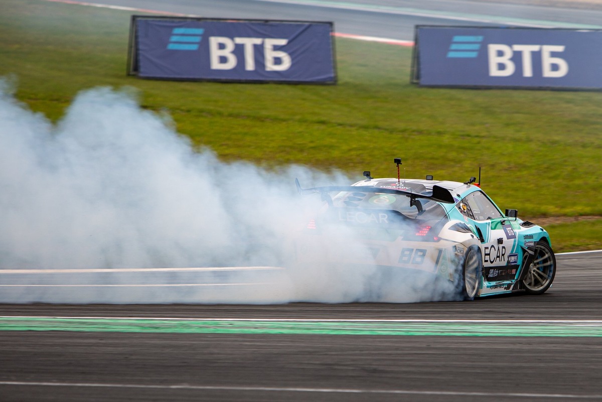    Главной причиной своего успеха в сезоне-2025 Аркадий Цареградцев назвал машину: именно 370Z завезла его на вершину подиума