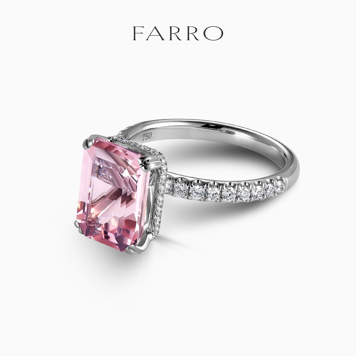 Ювелирное кольцо FARRO — пример аккуратной ретуши без потери фактуры.
На фото видно, как за счёт чистки, работы со светом и удалением лишних бликов изделие сохраняет естественный блеск и объём.