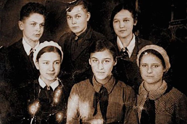    Нонна (первый ряд, в центре) с сёстрами и братьями, 1930-е. Фото: Public Domain
