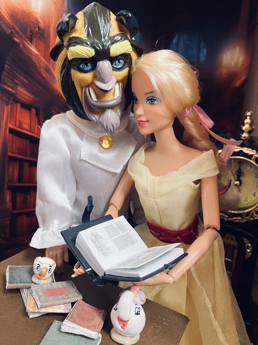 Чудовище с Белль гуляли в саду, заглянули в библиотеку замка. В благодарность девушка начала учить Чудовище хорошим манерам.