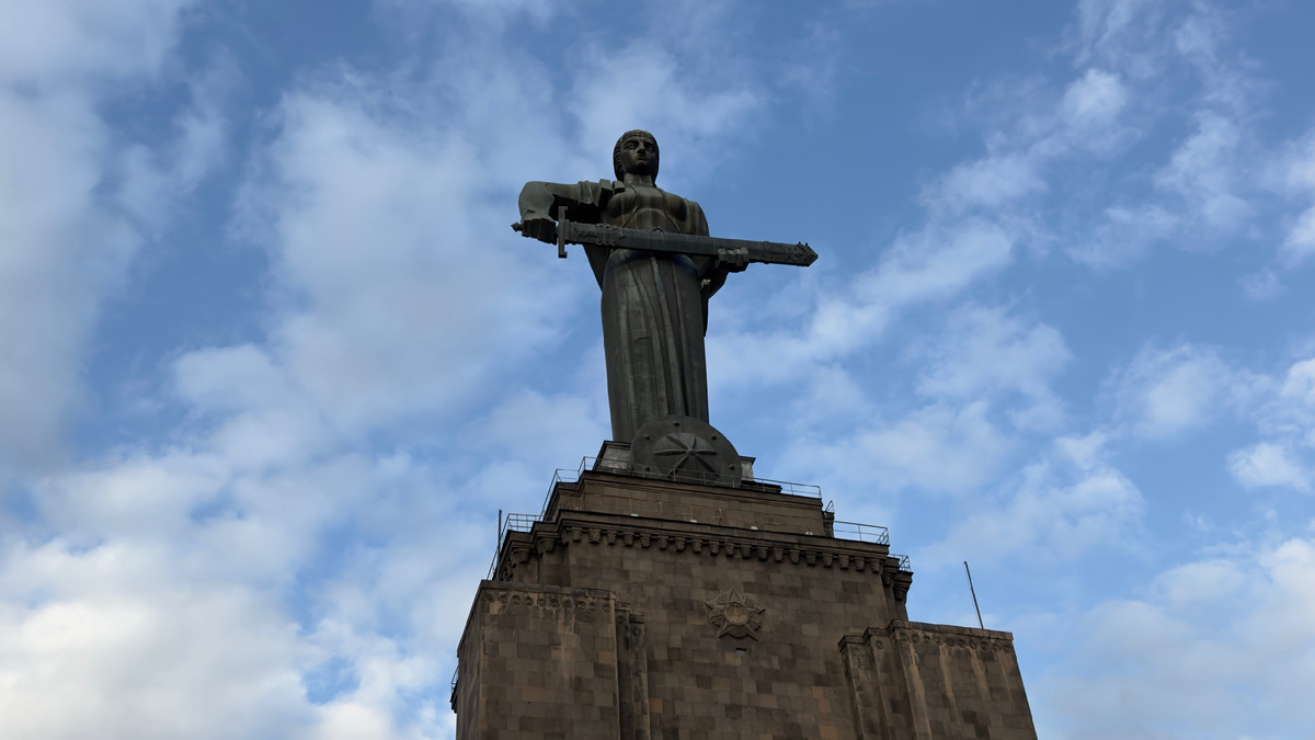 Мать Армения с мечом