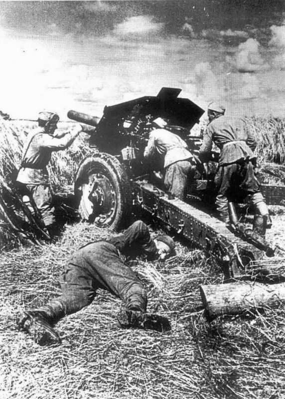 Расчет 122-мм гаубицы М-30 ведет бой с танками, фотография приведена для иллюстрации