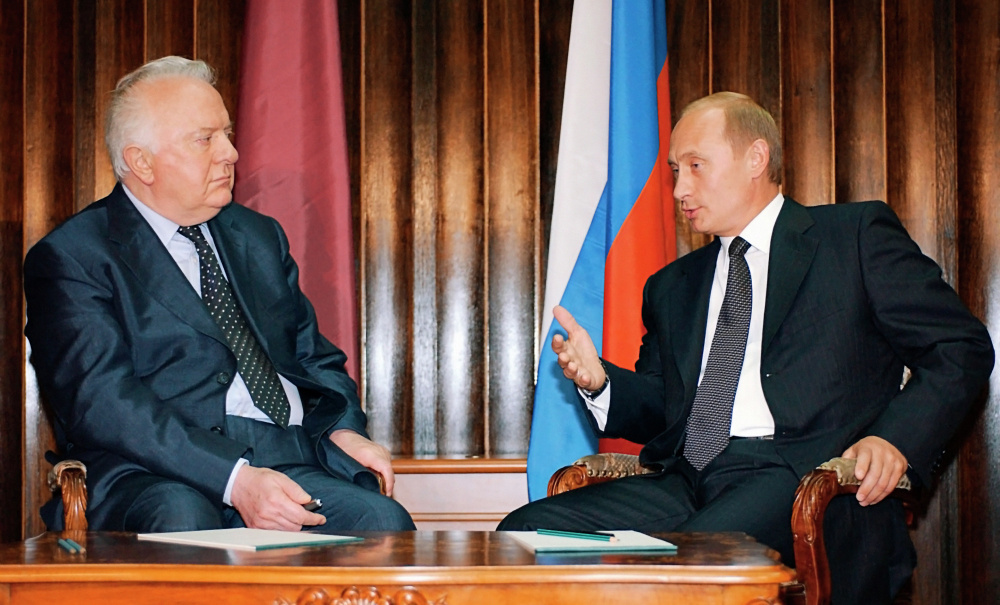 Президент РФ Владимир Путин, прибывший в Кишинёв для участия в саммите СНГ, во время рабочей встречи с президентом Грузии Эдуардом Шеварднадзе, 7 октября 2002 г.
Фото: Алексей Панов/РИА Новости