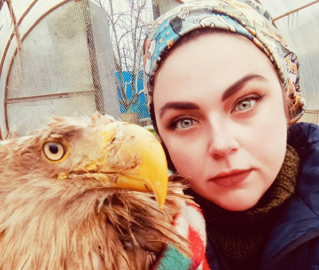 Алина Ерина, основательница и руководительница Центра реабилитации диких животных «Птичий остров»📷    «Его травили собаками»: волонтёры волгоградского приюта рассказали о судьбе спасённого мини-пига
