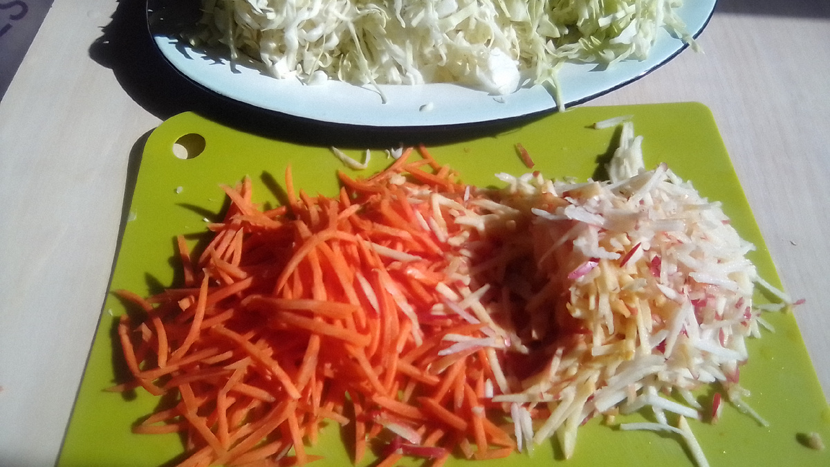 Морковь и яблоко на крупной корейской тёрке