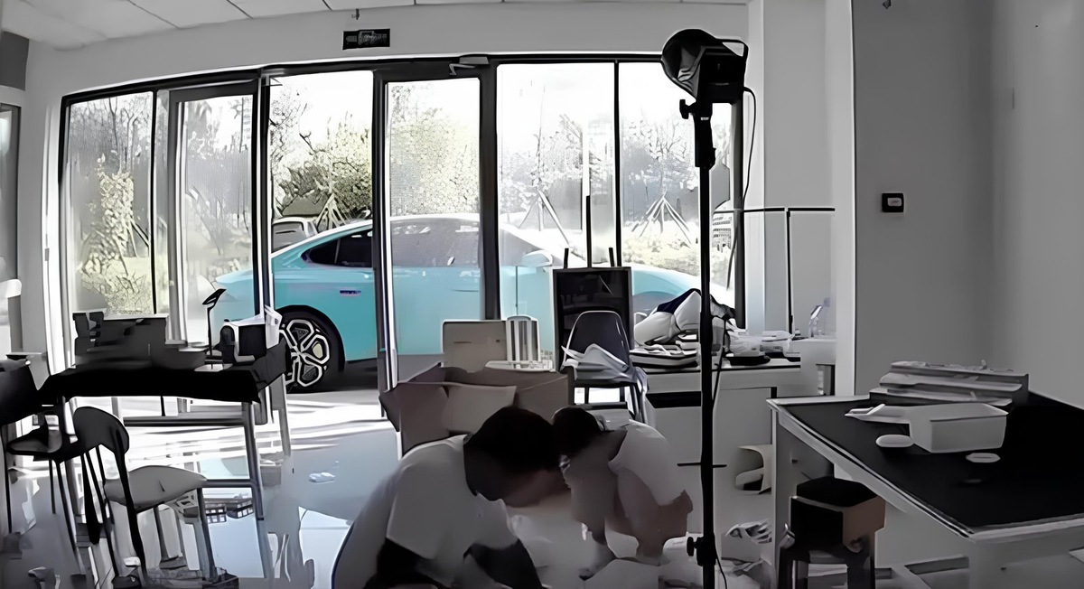    Электрокар Xiaomi просто выполнил команду, случайно поданную со смартфона