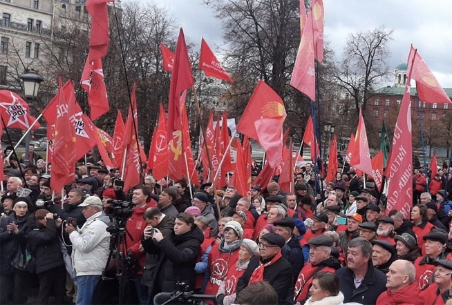 Торжественное принятие Конституции 7 октября 1977 года было подано как всенародный праздник. На деле документ закреплял монополию власти КПСС и консервировал политическую систему «развитого социализма».