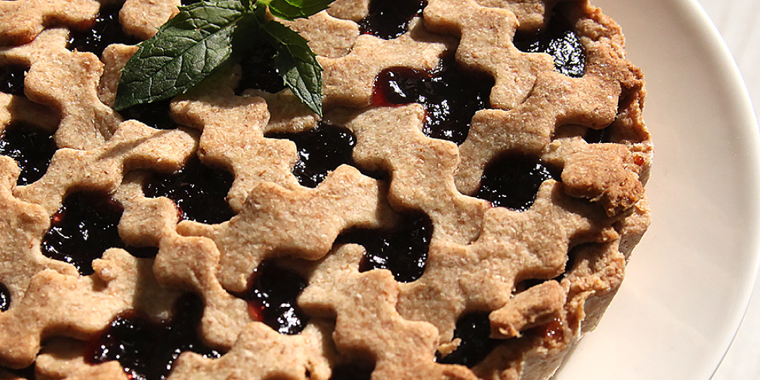 Пирог из цельнозерновой муки с джемом