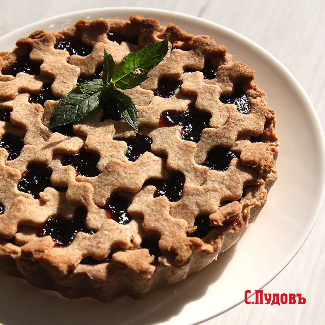 Пирог из цельнозерновой муки с джемом