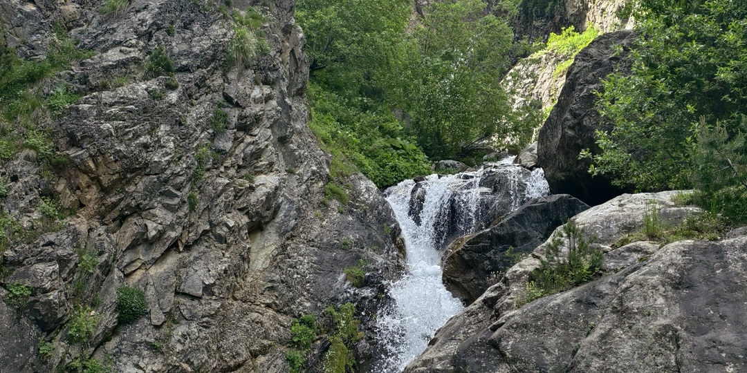 Водопад Шагацикондон — сложное название, лёгкий путь или новая жизнь старых ботинок.
