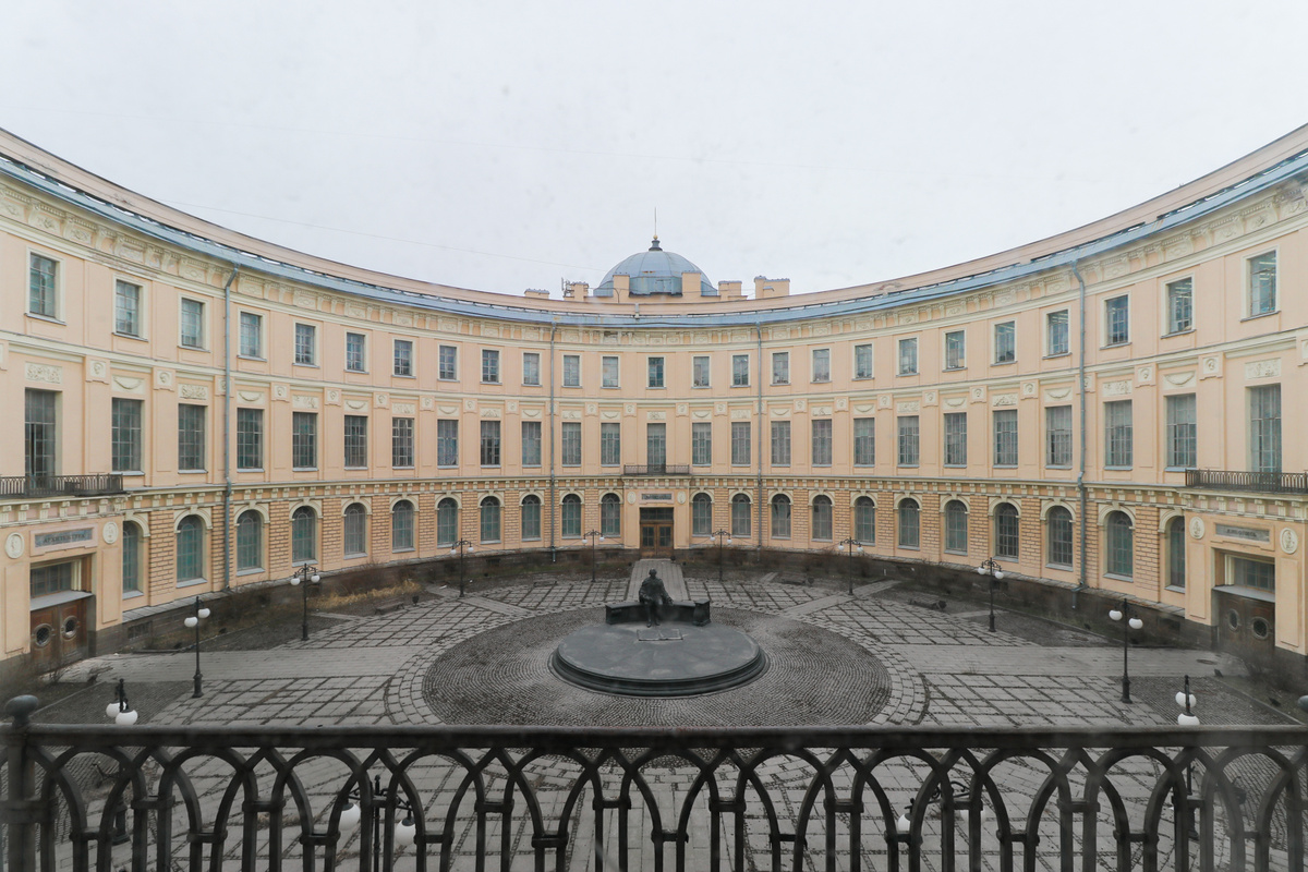 Двор Академии художеств