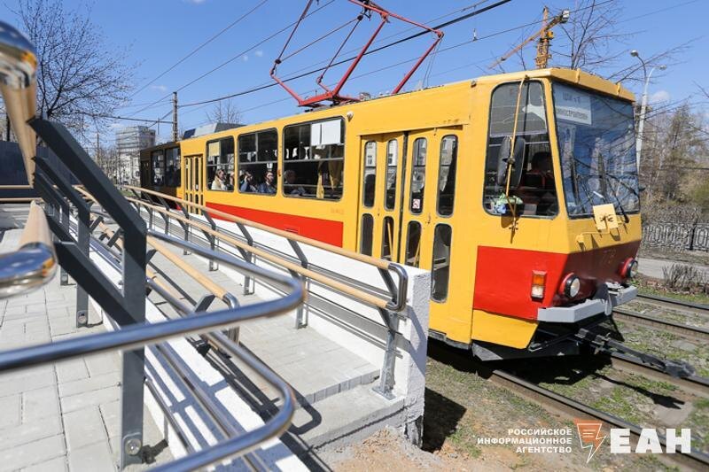    ЕАН. Трамвай на остановке