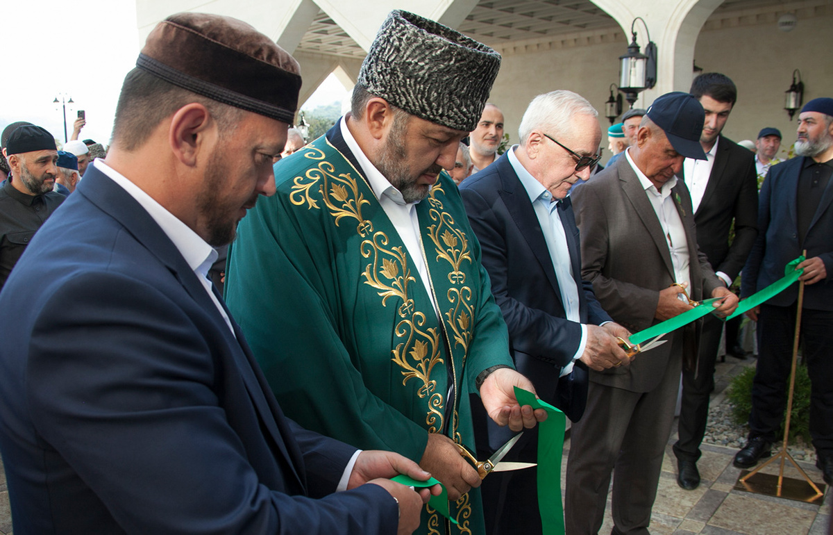 Ленточку на входе в новую мечеть в станице Преградной перерезают (слева направо): Резван Узденов, Мухаммад Эркенов, Бориспи Темрезов, Азрет-Али Боташев