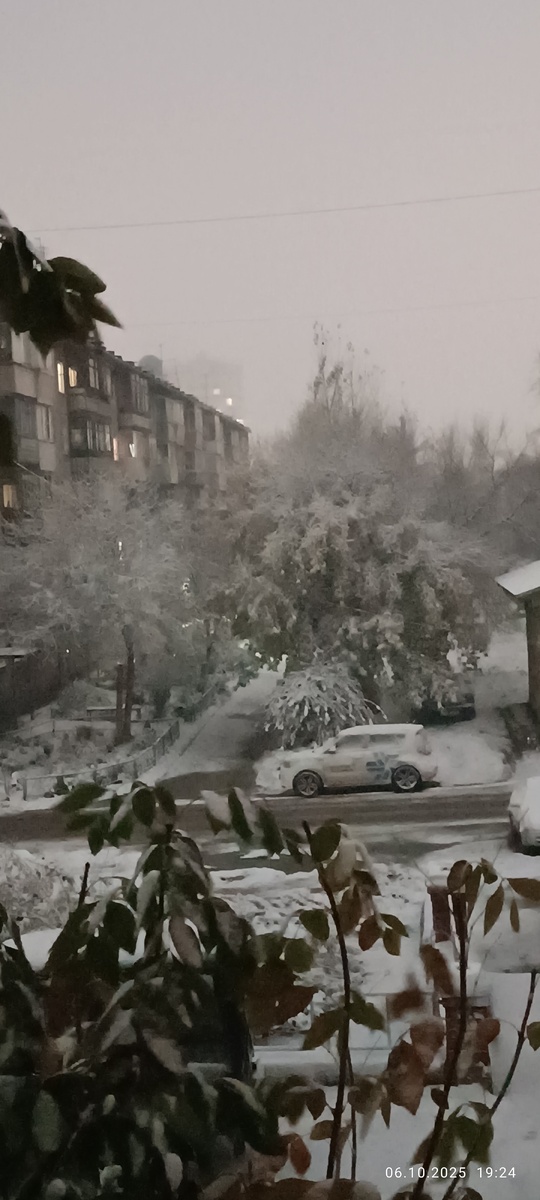 Мрачная непогода на просторах моего города. Фотография автора, октябрь 2025 года. 