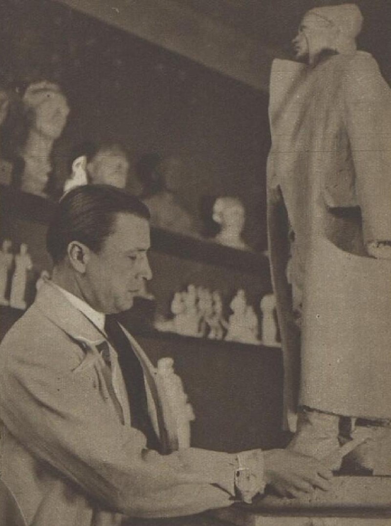 О.Швец в мастерской. Скульптор создал футуристическую работу «Солнечный луч — мотоциклист» (1924, Национальная галерея в Праге) и множество памятников: императору Карлу IV, поэту Адольфу Гейдуку, полковнику И. И. Швецу, президенту Масарику, Яну Гусу, бюст Витезслава Незвала и др. Памятники Масарику и Гусу были снесены нацистами в 1940 году (памятник Масарику восстановлен в 1969 в Сушице). В 1945-1946 годах работал над неосуществленным проектом памятника Рузвельту.