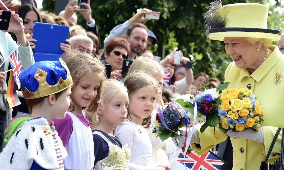 Королева Елизавета II встречается с молодыми немцами в Берлине в 2015 году. Это был последний государственный визит покойной королевы.