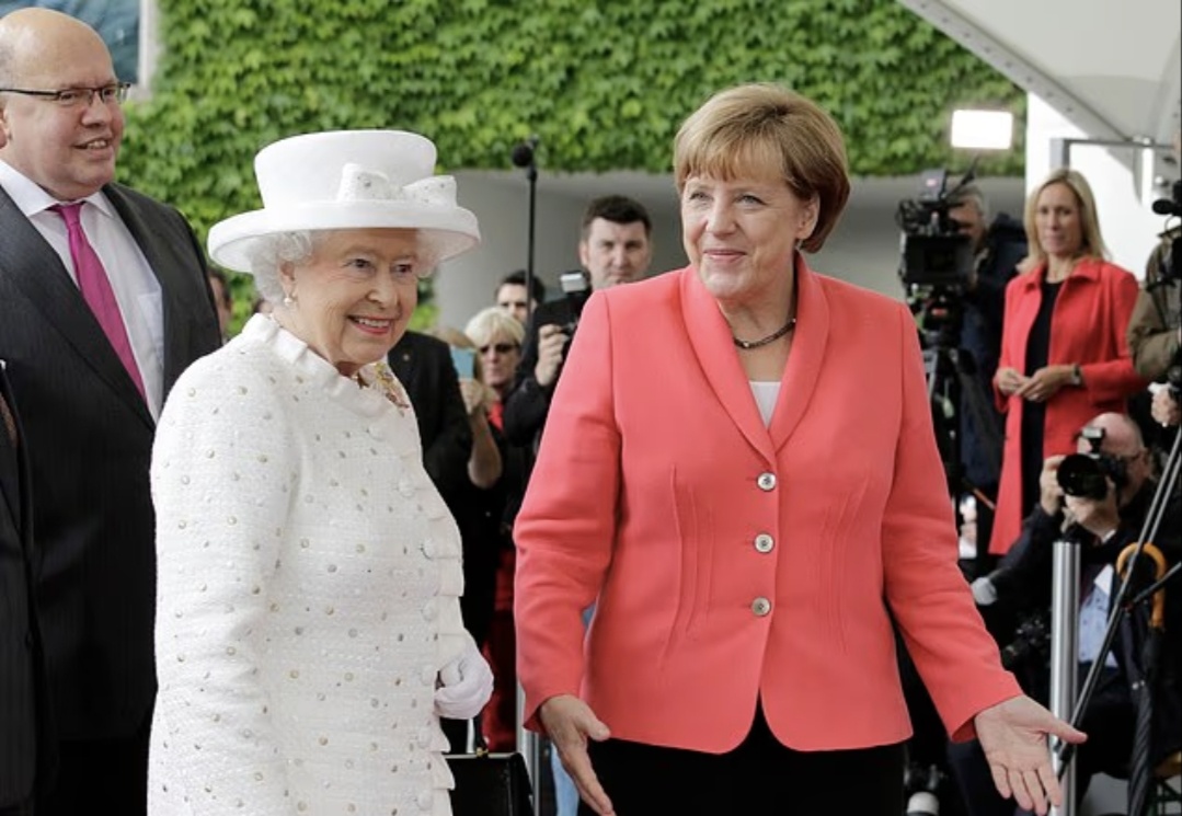 Королева с бывшим канцлером Германии Ангелой Меркель. Последний государственный визит прекрасно продемонстрировал невероятную «мягкую силу» монарха.
