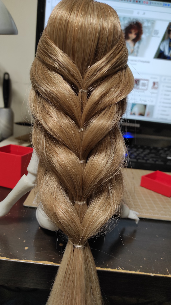 Показываю парик на манекене. 