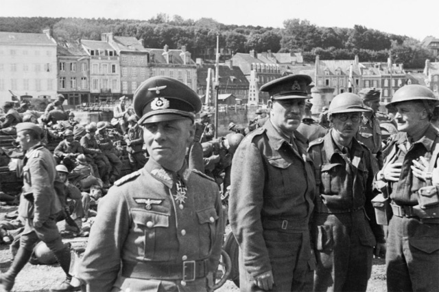 Роммель только что принял капитуляцию 12 000 человек. Рядом с ним — генерал Форчун, командир 51-й шотландской дивизии, и множество других британских и французских пленных. Сен-Валери-ан-Ко.